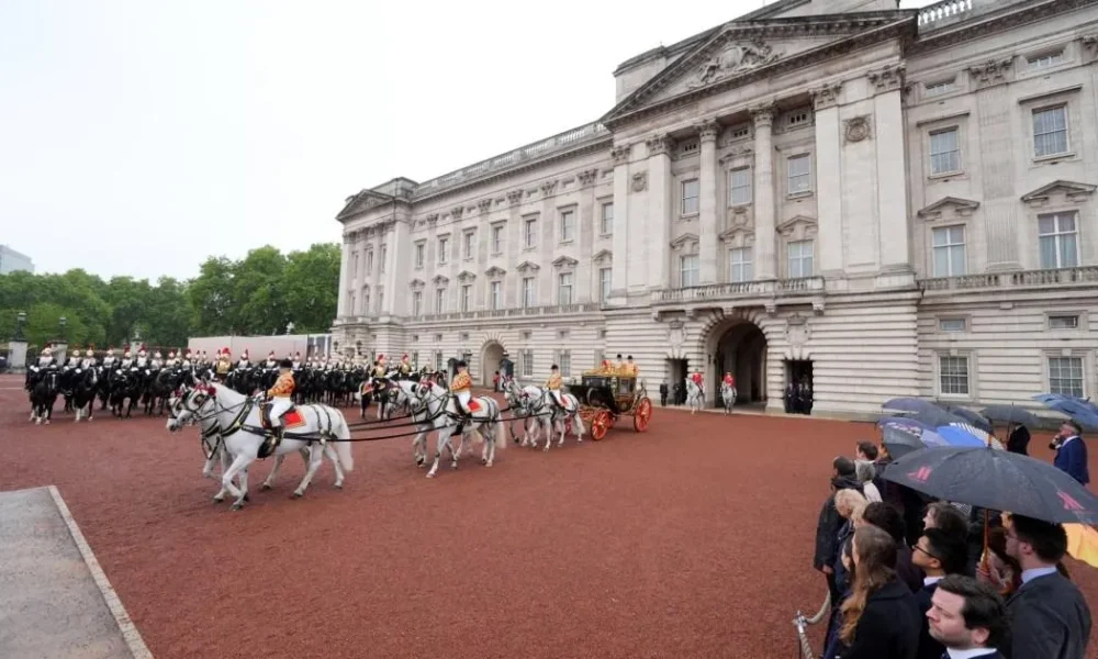 Cordon set up at Buckingham Palace after e-scooter collision | News UK