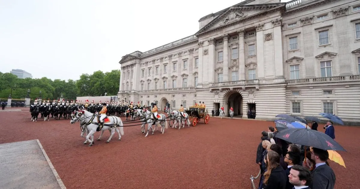 Cordon set up at Buckingham Palace after e-scooter collision | News UK
