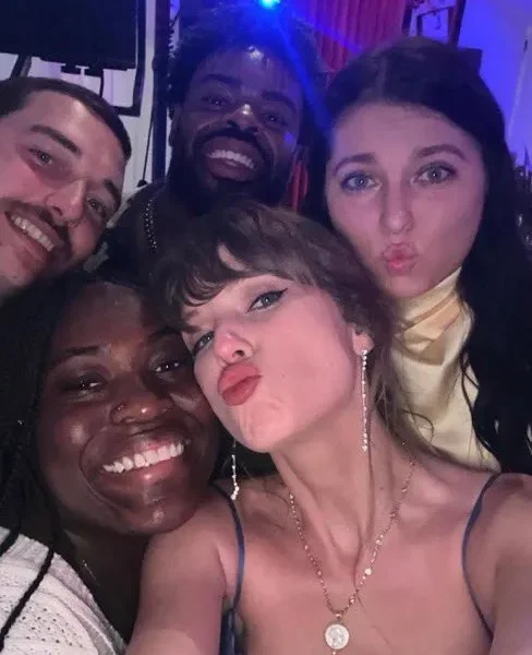 X-fan-selfie-2-Taylor-Swift-Snaps-Selfies-as-Travis-Kelces-Date-at-Wedding.jpg