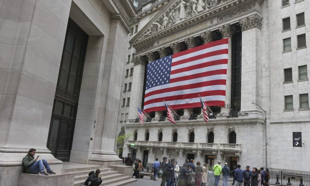 S&P 500, Nasdaq end higher, notch weekly gains