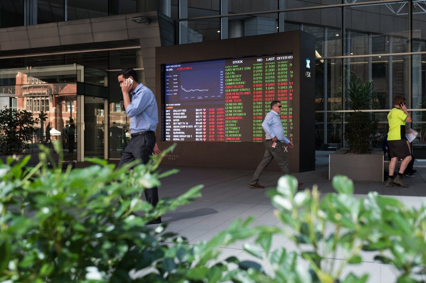 Miners lead Aussie shares higher on peace hopes