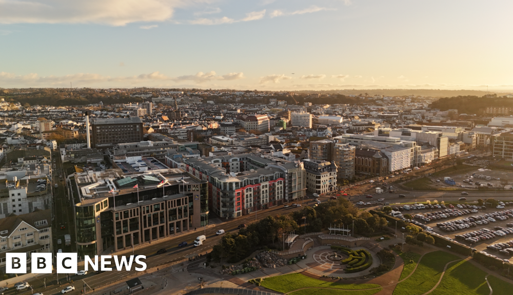 Average house price falls by 5%, report shows
