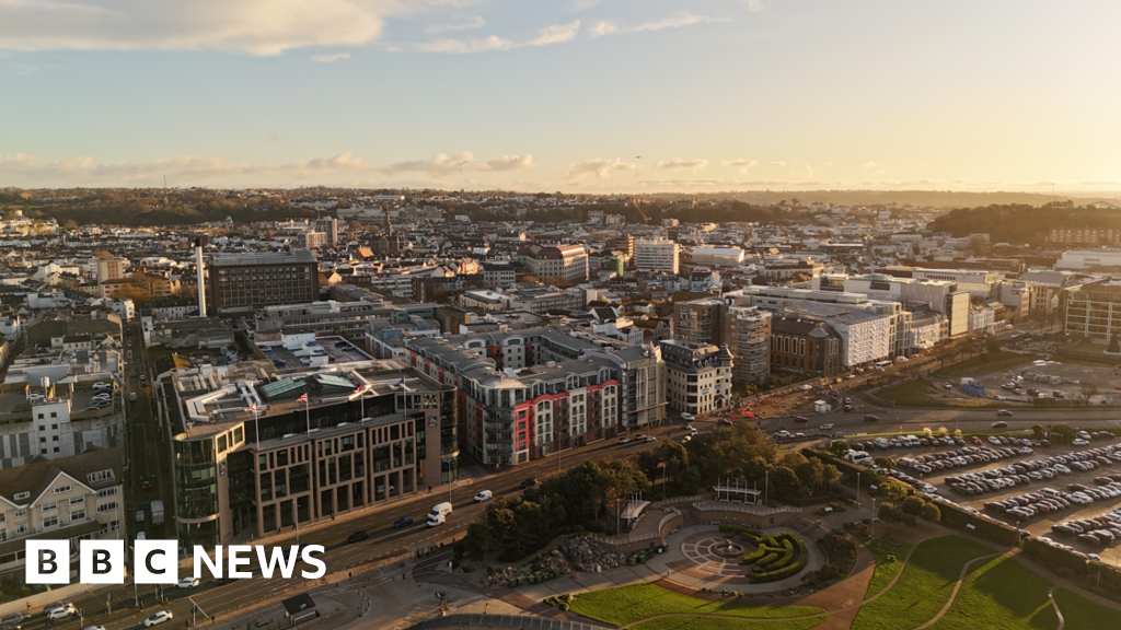Average house price falls by 5%, report shows