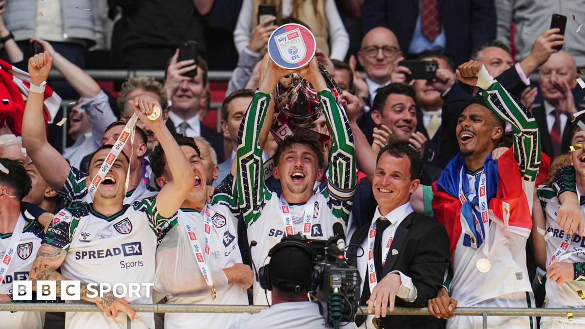 Sunderland lift the Championship play-off final trophy in 2025