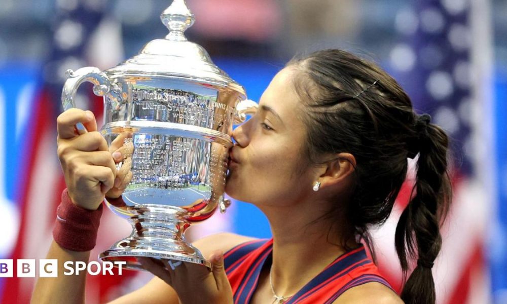 Emma Raducanu kisses the US Open trophy