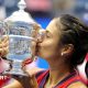 Emma Raducanu kisses the US Open trophy