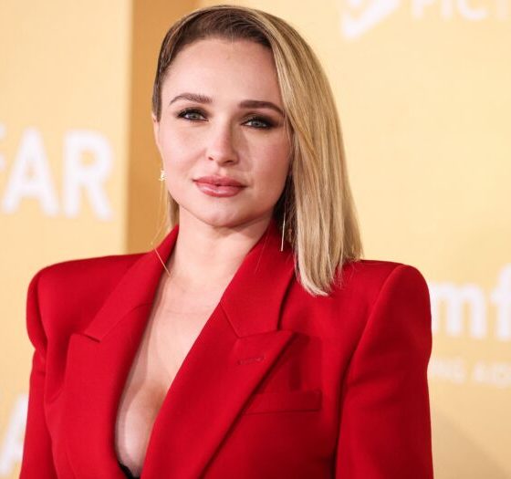 Hayden Panettiere posing on the red carpet.