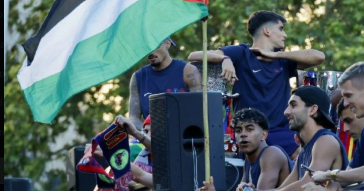 Lamine Yamal criticised for waving Palestine flag at Barcelona trophy parade by Hansi Flick