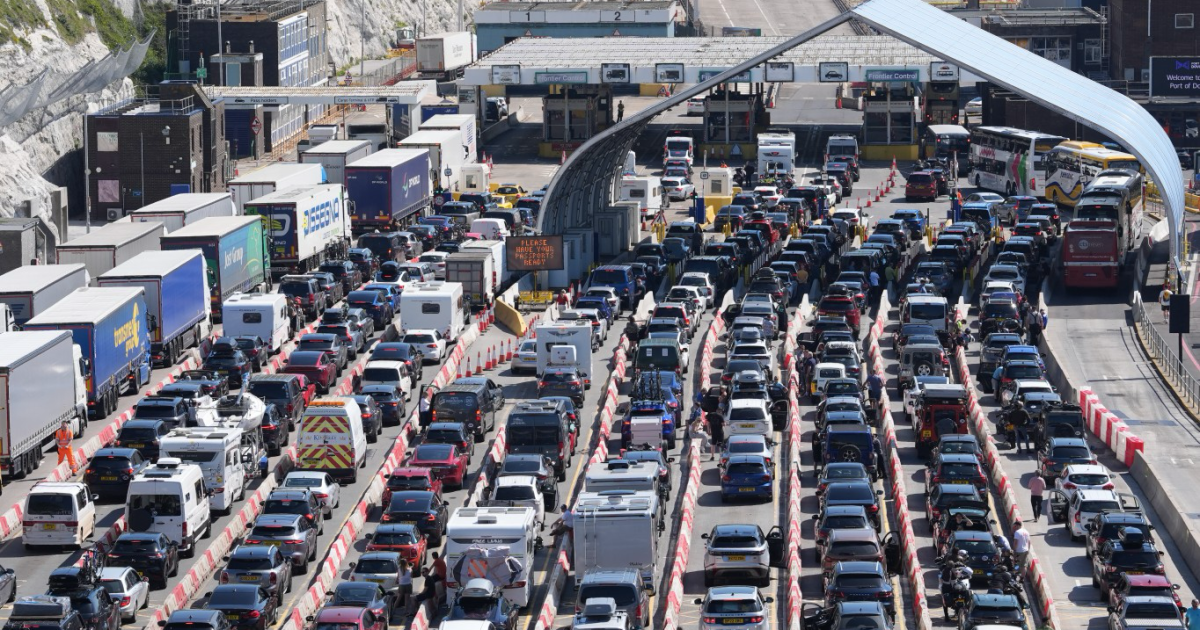 Drivers face over three hour wait at Port of Dover in blistering heat after EU border checks | News UK