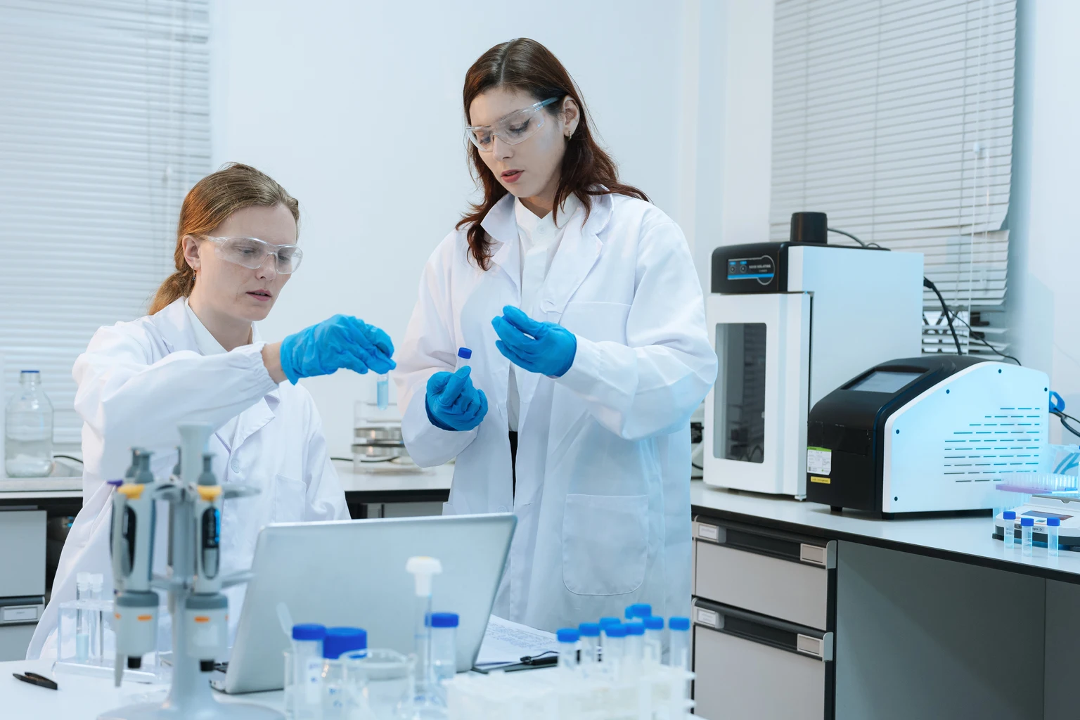 Scientist mixing chemical liquids in the chemistry lab. Researcher working in the chemical laboratory.