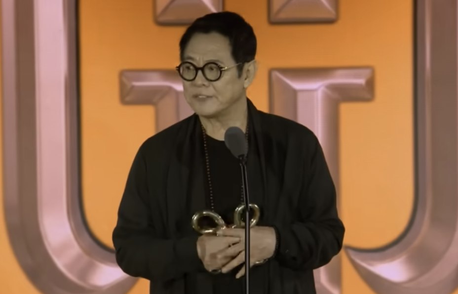 Jet Li Honored with Gold Legend Award at Glamorous 2026