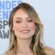 Olivia Wilde is among the famous faces who pop up for socially-distanced conversations during "How It Ends" -- many shot outside the A-listers' real-life homes