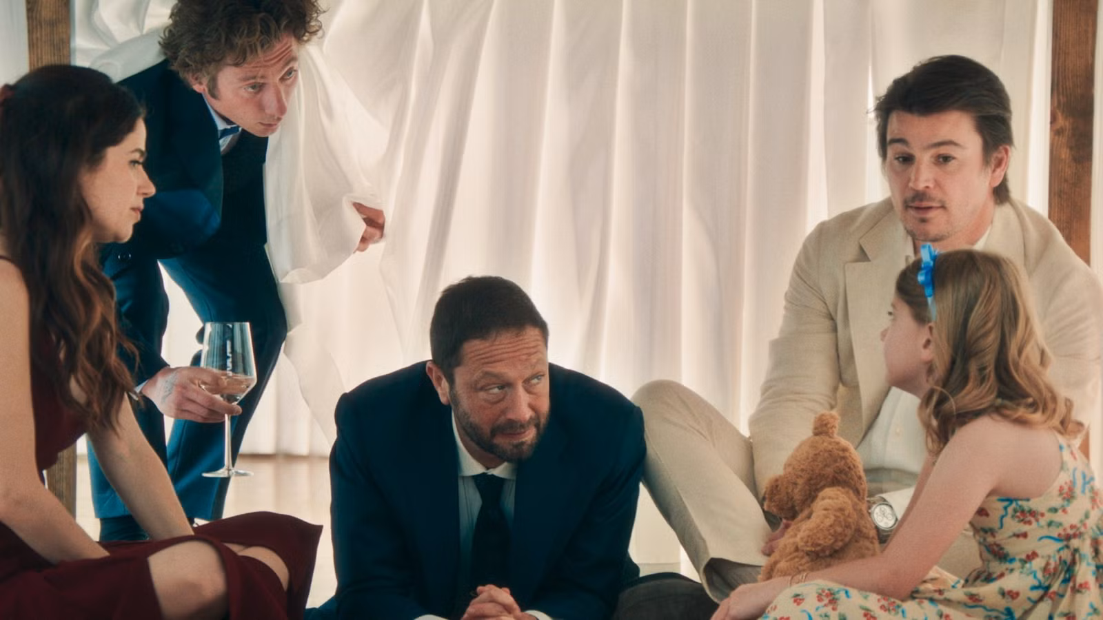 Molly Gordon, Jeremy Allen White, Ebon Moss-Bachrach, Josh Hartnett, Annabelle Toomey under a table at an event