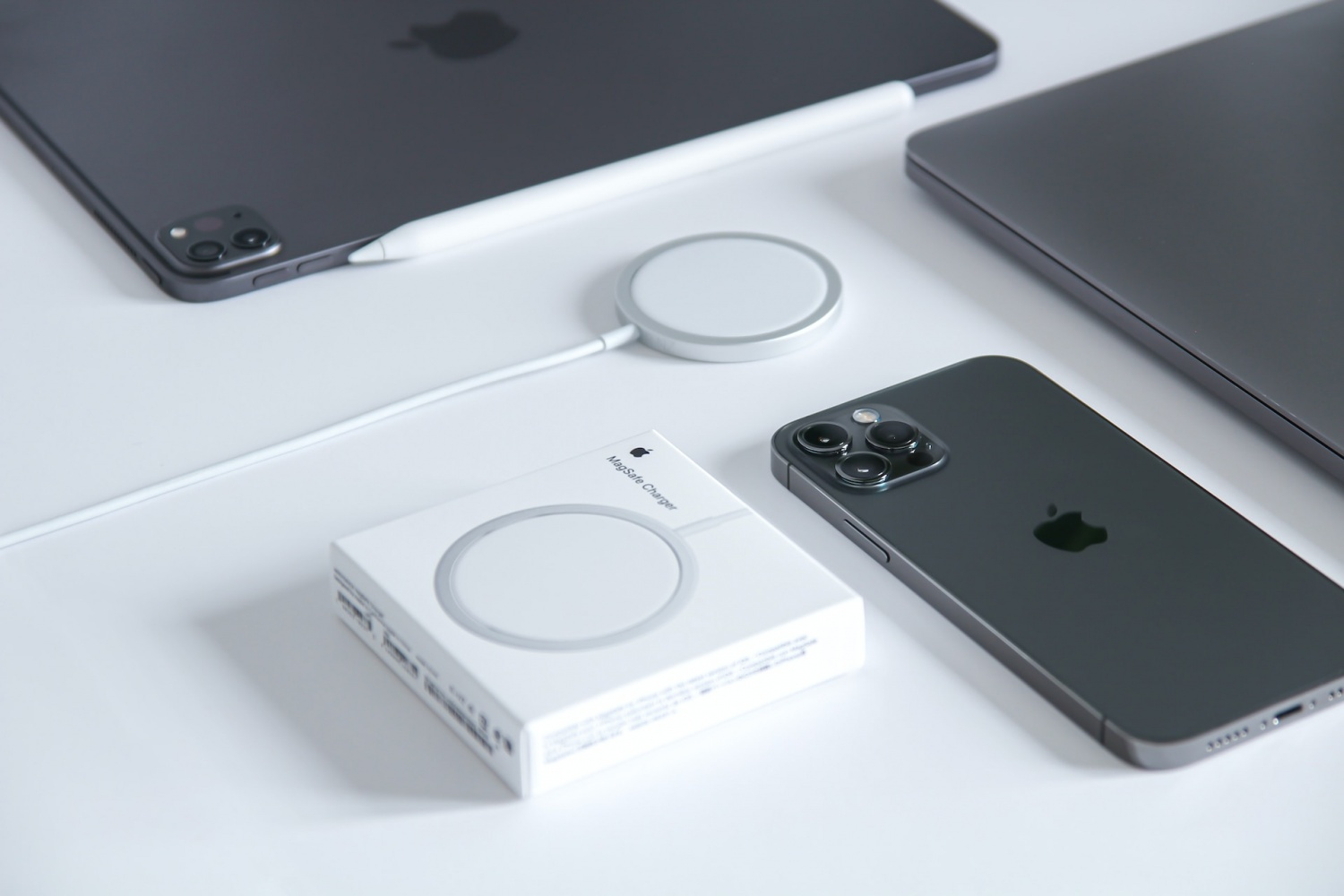 Tech Leaker Reveals MagSafe Battery Pack, Charger References Stored in iOS 17 Beta