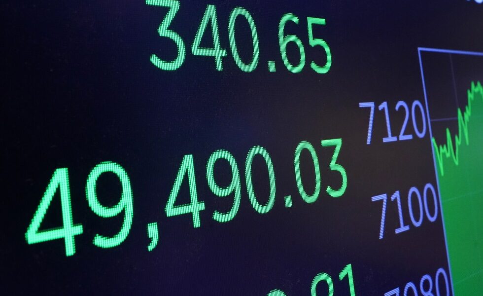 Democrats feud over stock trades while sharpening attacks on Trump