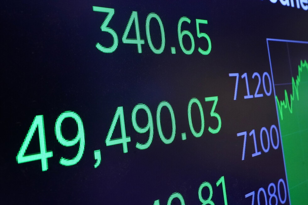 Democrats feud over stock trades while sharpening attacks on Trump