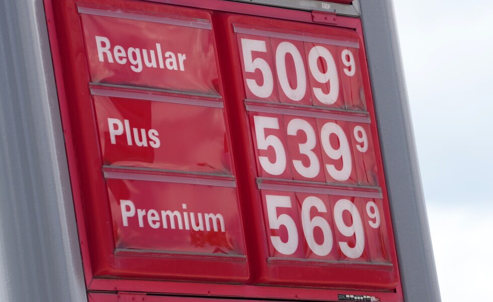 Most Americans are cutting back even as US markets roar, survey shows