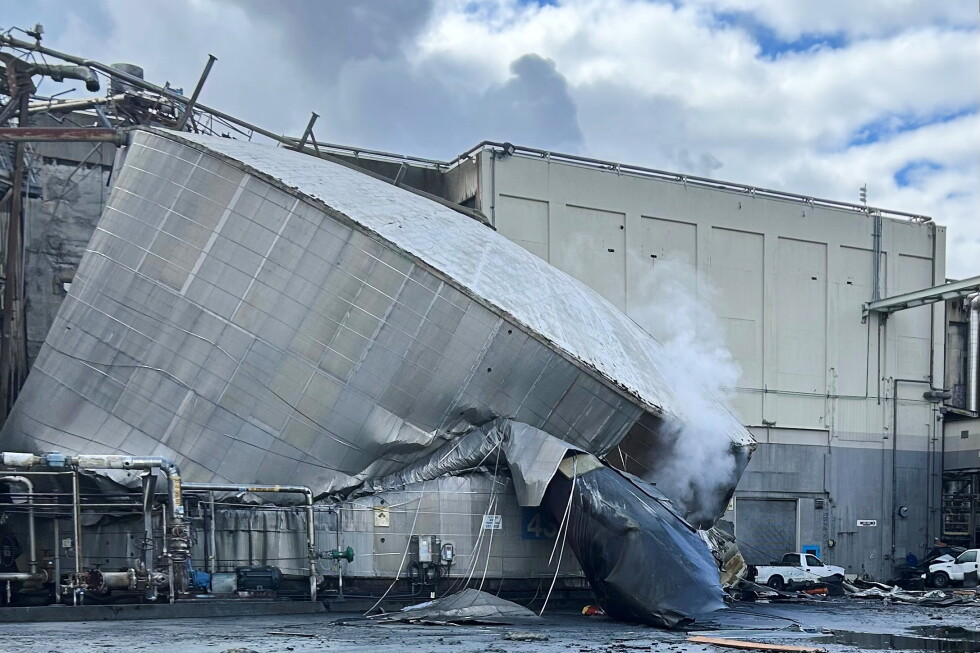 Chemical tank implodes at Washington mill, killing 1 and leaving 9 missing