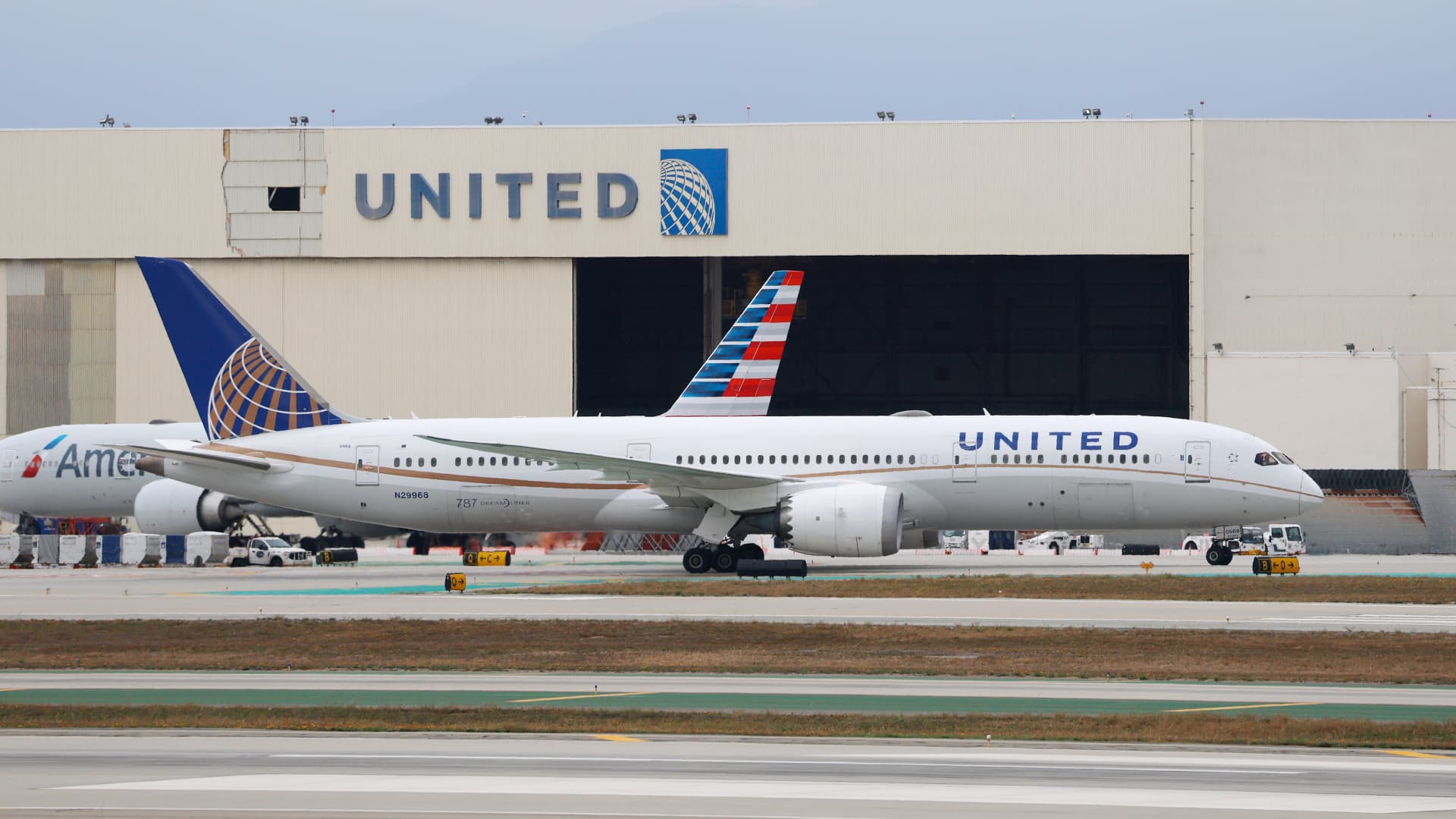 United CEO brushes off airline mergers after American rejection