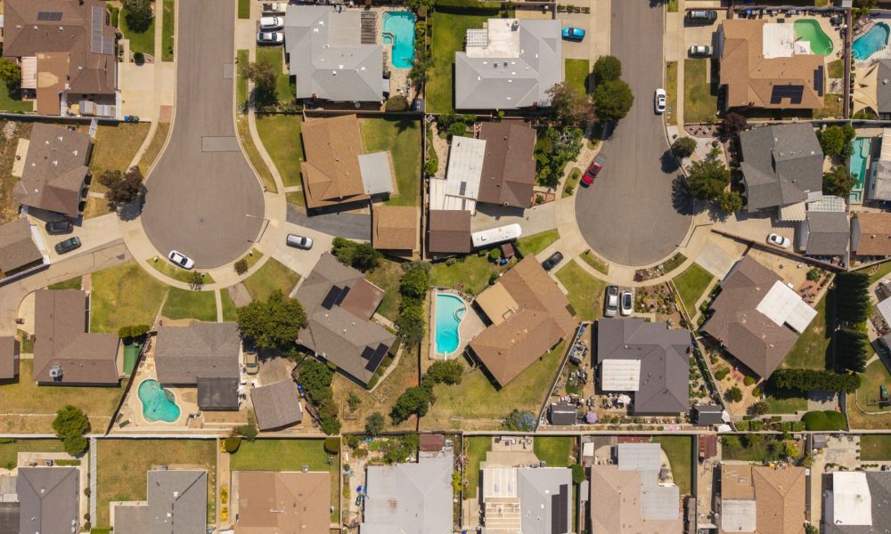 Sellers delisting homes at fastest pace since 2020