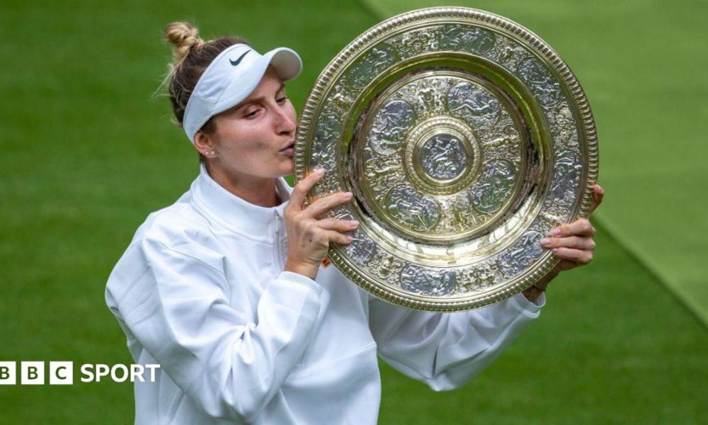 Marketa Vondrousova kisses the Venus Rosewater Dish at Wimbledon in 2023