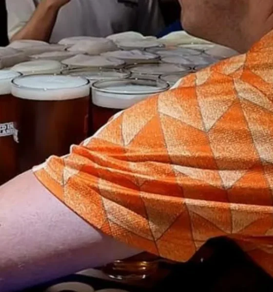 Dutch fan epically carries 26 pints of beer from the bar to his table - in one go | News Weird
