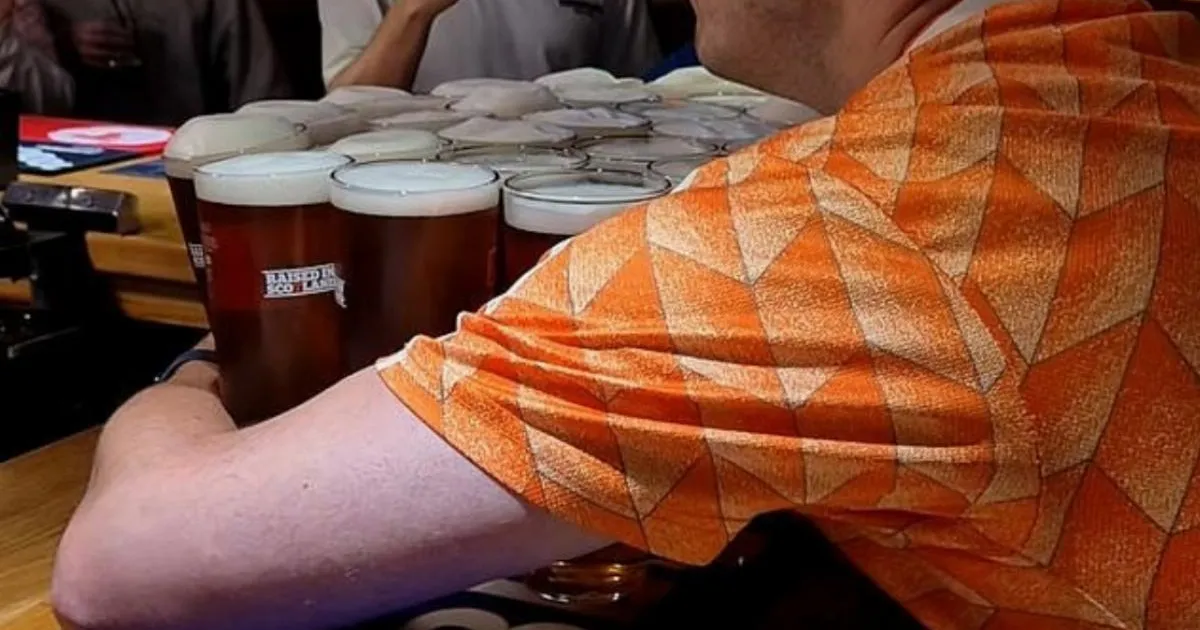 Dutch fan epically carries 26 pints of beer from the bar to his table - in one go | News Weird