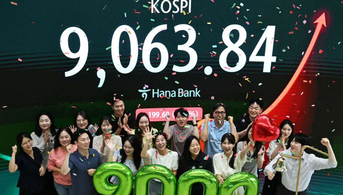 Employees at Hana Bank celebrate Kospi's record close