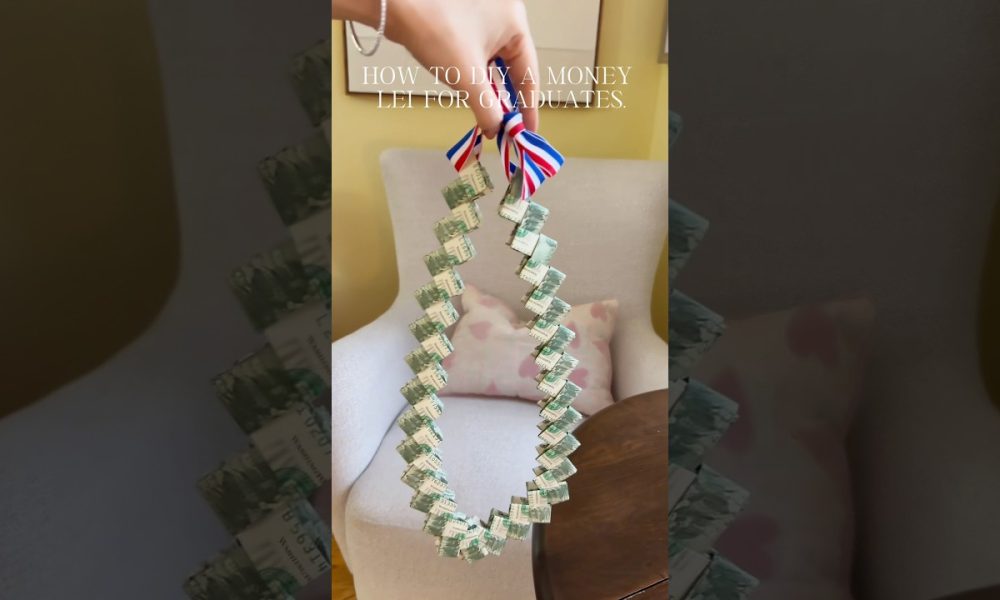 How to DIY a money lei for graduates #dollarbillorigami #diy #graduationgift #lei