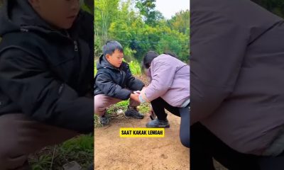 anak kecil menemukan uang jatuh
