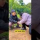 anak kecil menemukan uang jatuh