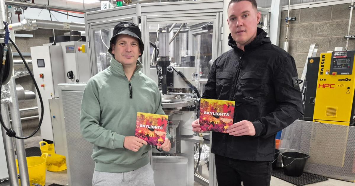 New Skylights song charts at number 4 in vinyl charts