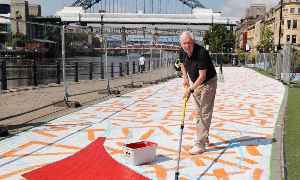 Great North Run mural unveiled by Sir Brendan Foster