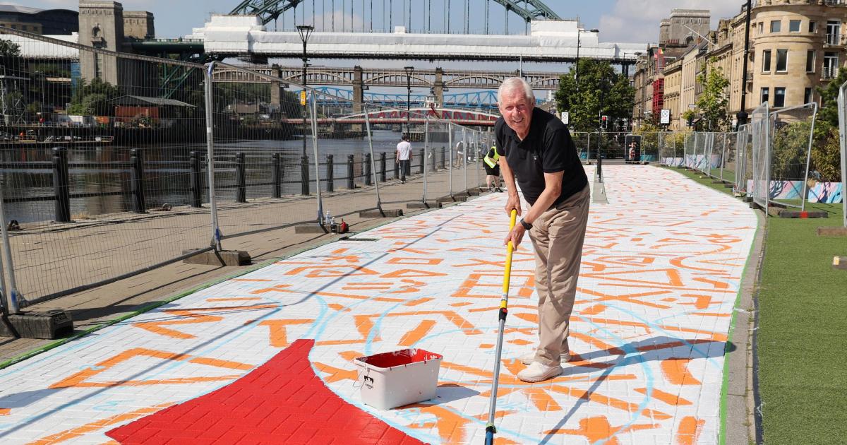 Great North Run mural unveiled by Sir Brendan Foster