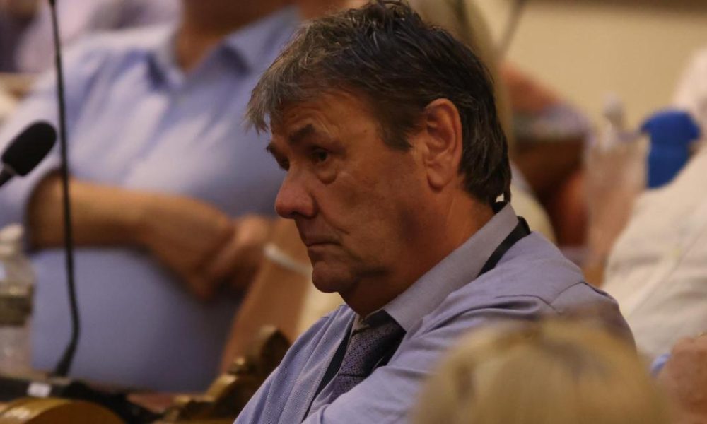 Reform's first council meeting motion defeated after prayers debate