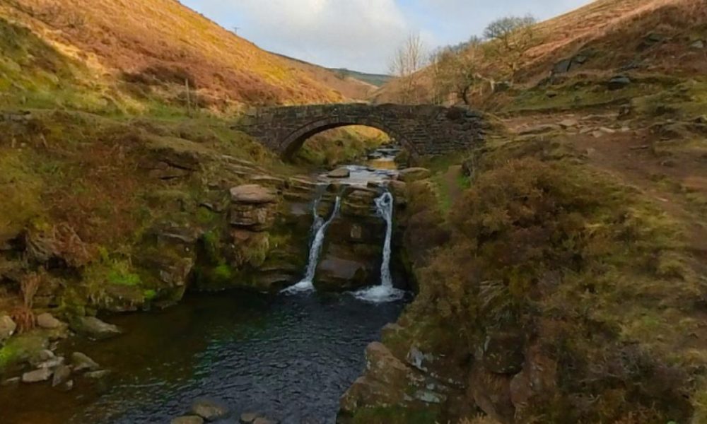 Peak District waterfall walk with a pub at the end an hour from Bolton