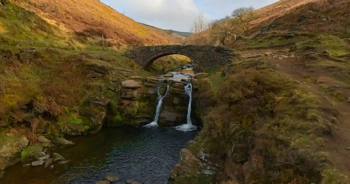 Peak District waterfall walk with a pub at the end an hour from Bolton