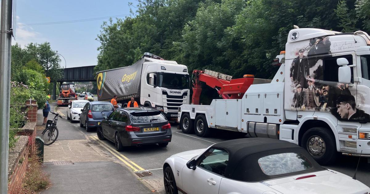 Stuck lorry recovered from bridge in Huntington Road, York