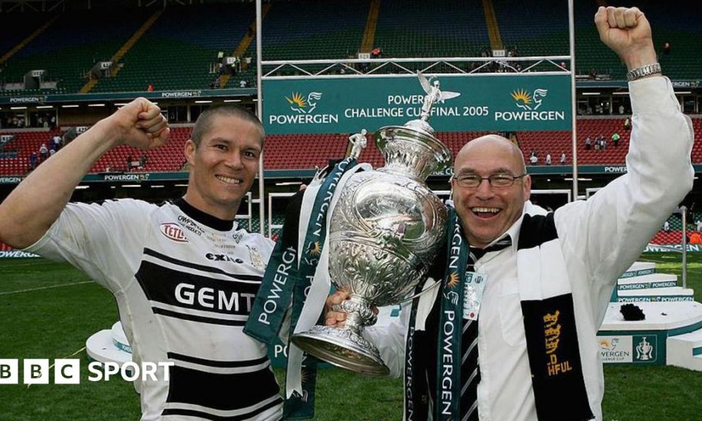 John Kear (r) celebrates Hull FC's Challenge Cup final win over Leeds in Cardiff in 2005 with captain Richard Swain
