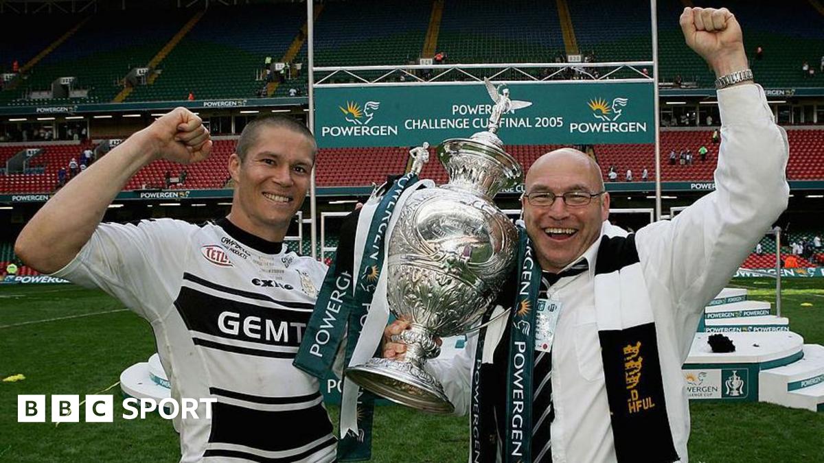 John Kear (r) celebrates Hull FC's Challenge Cup final win over Leeds in Cardiff in 2005 with captain Richard Swain