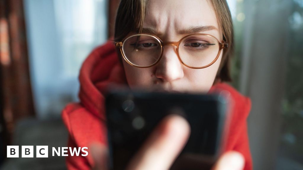 Surge in scams as criminals use AI to target people