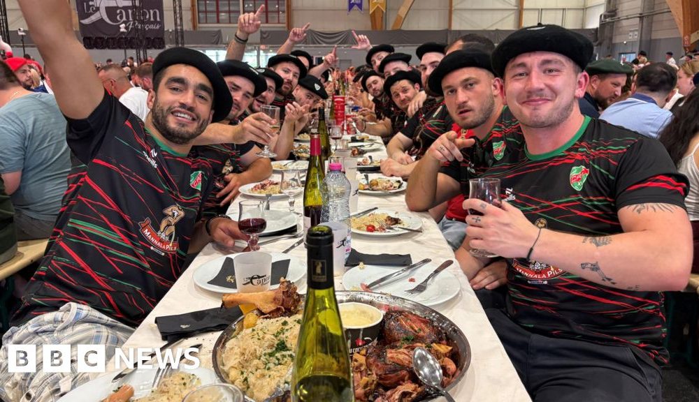France's 'patriotic' banquets rile hard left