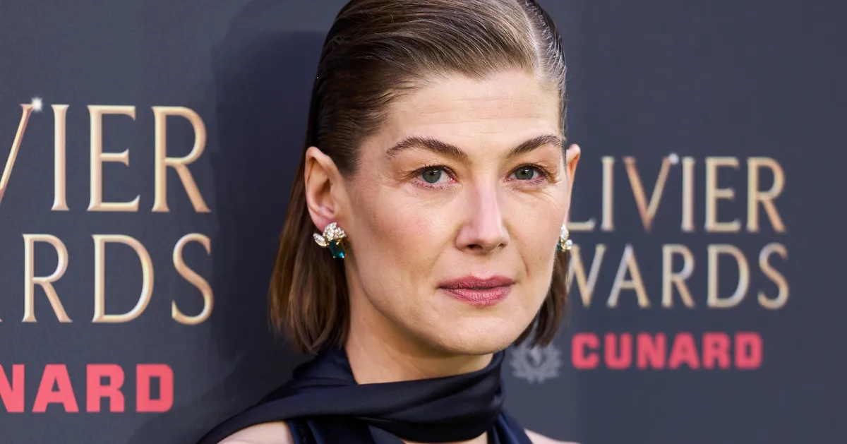 Rosamund Pike Slams Inter Alia Audience Member For Texting During Show