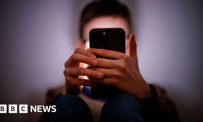 Starmer tells Apple and Google to ban nude images on children's phones
