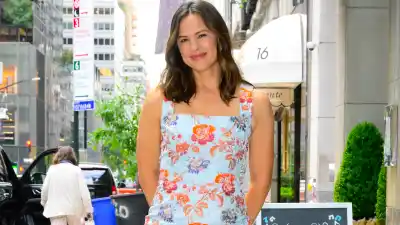 NEW YORK, NEW YORK - JUNE 24: Jennifer Garner is seen walking in NYC on June 24, 2024 in New York City. (Photo by Raymond Hall/GC Images )