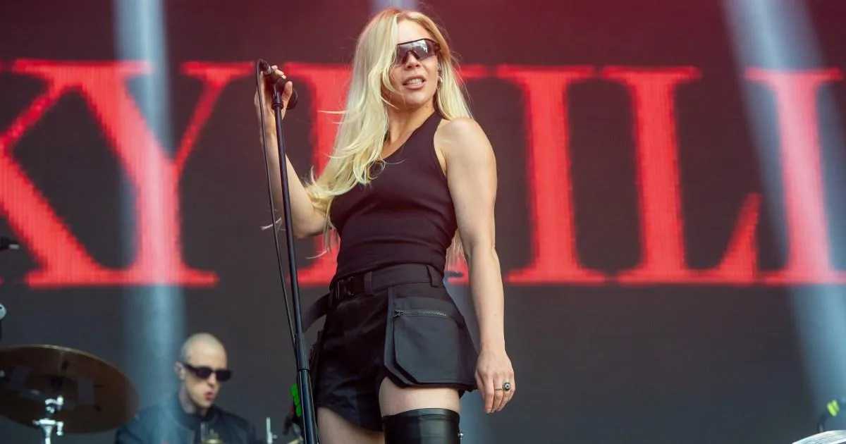 Becky Hill booed and crowd leaves after 'worst idea ever at a festival'