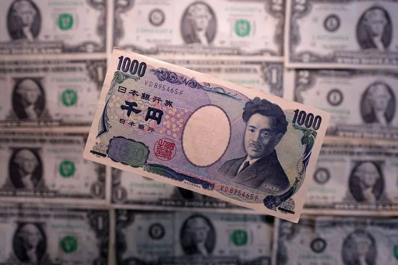 Dollar clings to 2-month high as Gulf hostilities flare, yen wobbles near intervention zone
