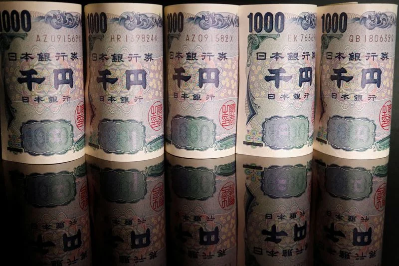 Yen hits key 160 level for third session, dollar buoyed by Gulf woes