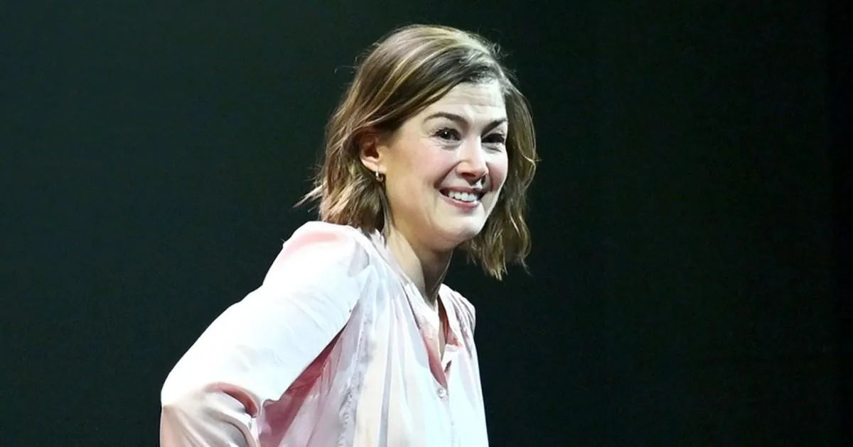 Audience member 'stunned' after Rosamund Pike blasts texting fan while on stage