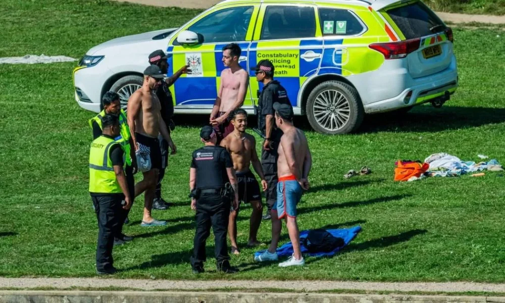 Police called after Londoners looking to cool down swim with wildlife | News UK